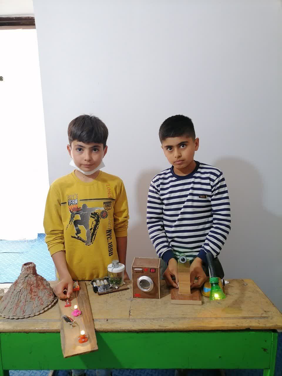   ابتکارات دو نوجوان روستا عرب لاله گون از مواد بازیافتی