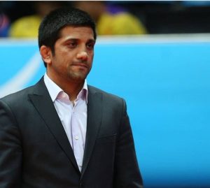 به علیرضا دبیر خرده نگیرید. او باید خودش را به ندیدن بزند!