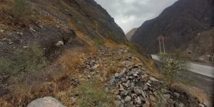 ریزش سنگ در محور کندوان/ انسداد محور نداریم