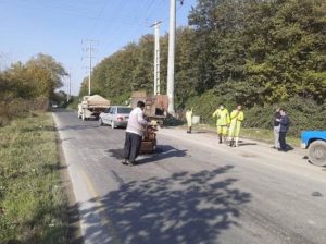 لکه برداری جاده امام زاده عبداله توسط واحد فنی عمرانی شهرداری امام زاده عبداله