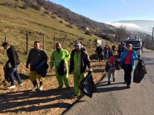 پاکسازی محورهای اصلی و جاده جنگلی کلاردشت به عباس آباد در قاب تصویر