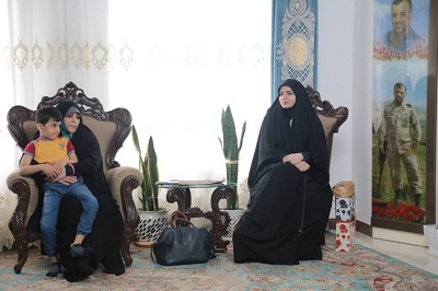 مدیرکل کتابخانه های عمومی مازندران با خانواده شهید حسن رجایی‌فر دیدار کرد