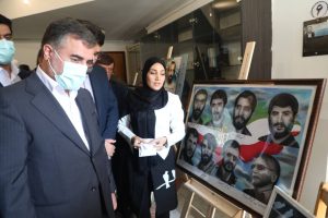 حمایت استاندار از هنرمند مازنی که تصاویر شهدا را ترسیم می کند