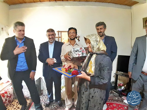 دیدار صمیمی فرماندار مرکز استان با خانواده دارای عضو معلول شنوایی در روستای سنگده بخش دودانگه ساری