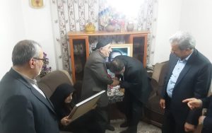 بوسه استاندار بر دستهای پدر شهید کارگر