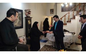 ملاقات صادق برزگر؛ مدیرکل میراث‌فرهنگی مازندران با همسر شهید قره‌جه