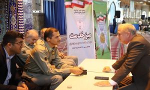 برپایی میز خدمت اداره کل حفاظت محیط زیست مازندران در مصلی نماز جمعه شهرستان ساری