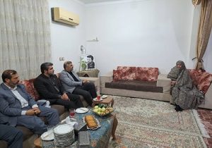 دیدار فرماندار مرکز استان با مادران معزز شهیدان والامقام مدافع حرم، سید جواد اسدی و محمود رادمهر