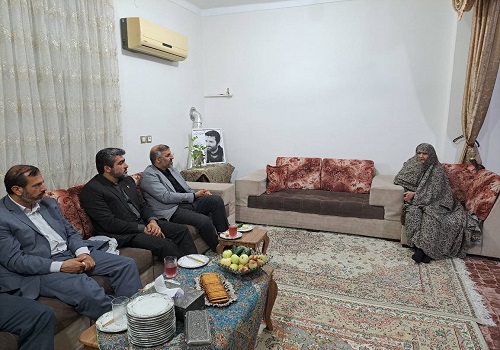 دیدار فرماندار مرکز استان با مادران معزز شهیدان والامقام مدافع حرم، سید جواد اسدی و محمود رادمهر