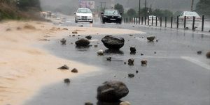 مسدودی محور هراز علت ریزش کوه