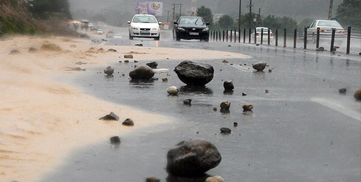 مسدودی محور هراز علت ریزش کوه