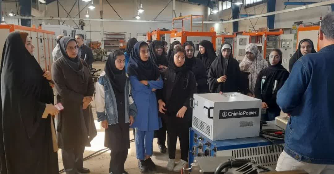 بازدید جوانان مازندرانی در اردوی راهیان پیشرفت از یک شرکت دانش بنیان