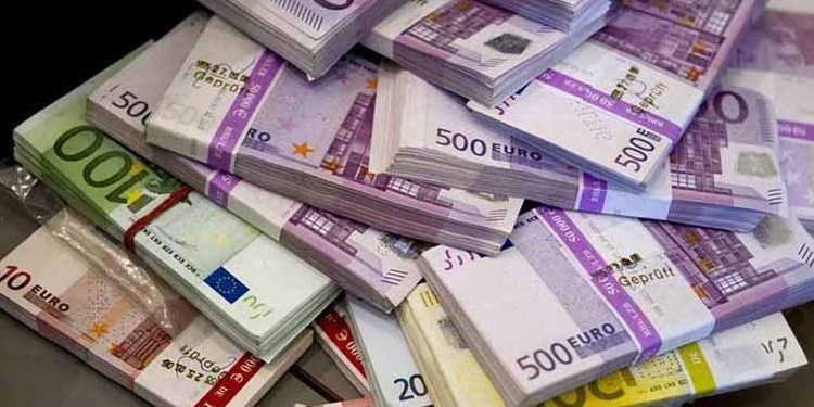 قاچاقچی ارز به چنگ قانون افتاد