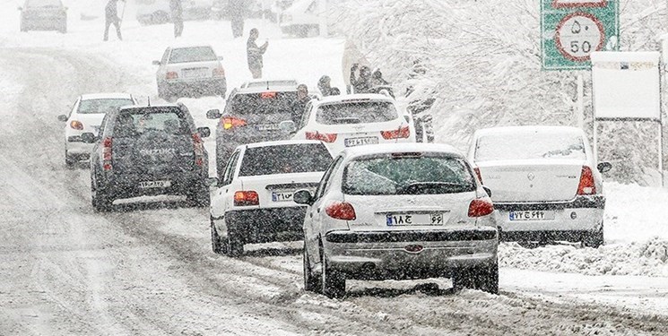 رانندگان در محورهای کوهستانی مازندران با تجهیزات زمستانی سفر نمایند
