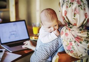 نگاهی آسیب‌شناسانه به تأثیرات آن بر مادران شاغل، کودکان و بنیان خانواده