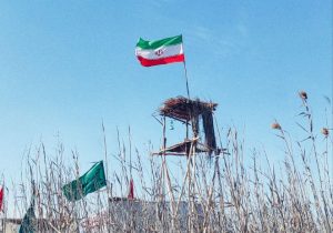 این پرچم، بر زمین نمی ماند!